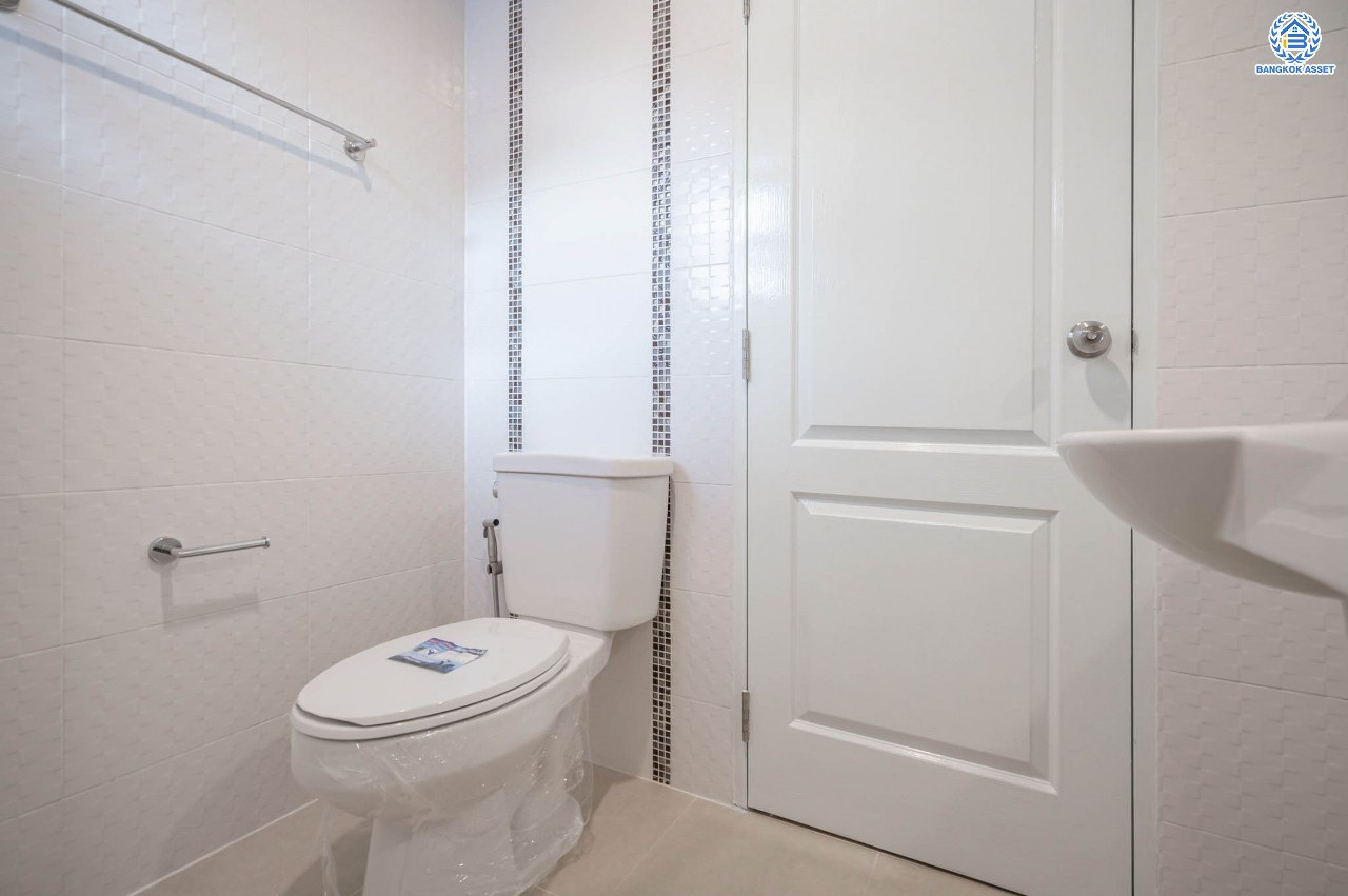 บ้านมือสองตกแต่งใหม่ โครงการ ไลฟ์ บางกอก บูเลอวาร์ด พระราม5 ตกแต่งหรูหรา เนื้อที่ 52.3 ตร.ว. ฟังก์ชัน 3 ห้องนอน 3 ห้องน้ำ 1 ห้องอเนกประสงค์ จอดรถได้ 2 คัน บนทำเลเชื่อมต่อเมือง ใกล้รถไฟฟ้าสายสีม่วง "สถานีแยกติวานนท์" จุดขึ้นทางด่วน "ศรีรัช" และรายล้อมด้วยสิ่งอำนวยความสะดวกครบ